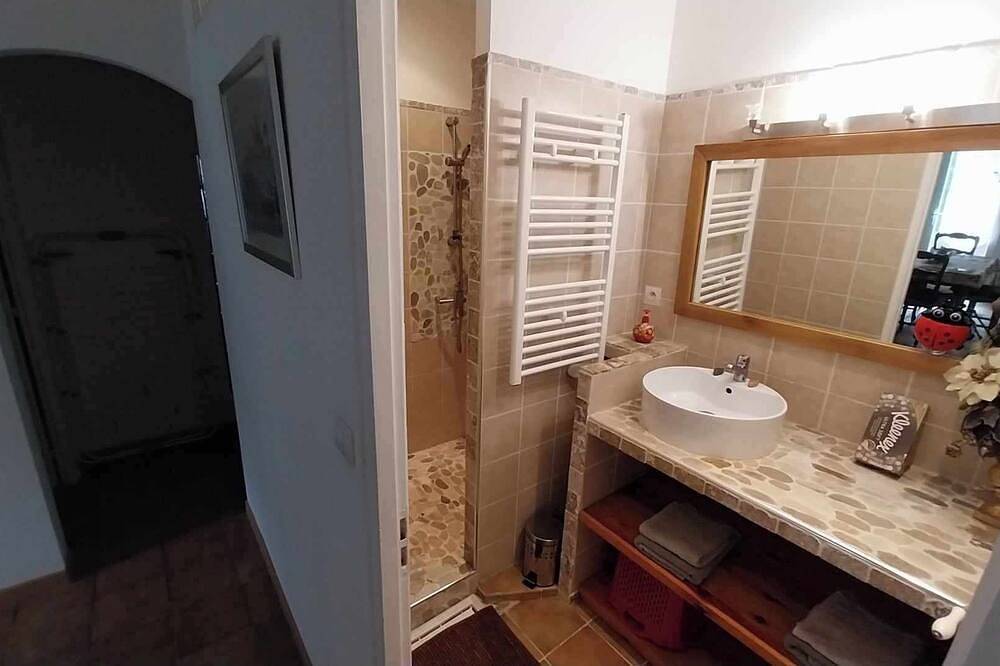 Lower villa, 15 minutes from the beach in Furiani, Cap Corse