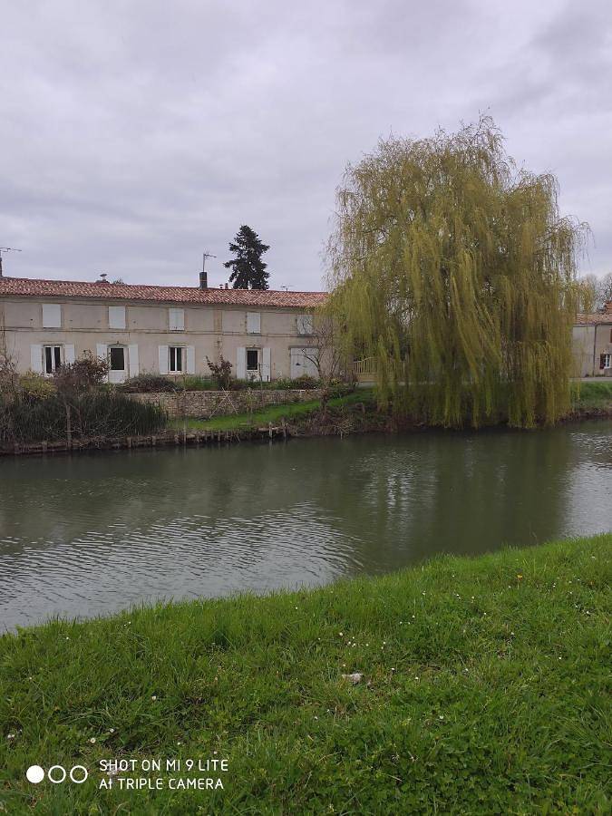 Maison d’hôte pour 2 personnes, avec Jacuzzi et Terrasse ainsi que Jardin et Piscine à Damvix
