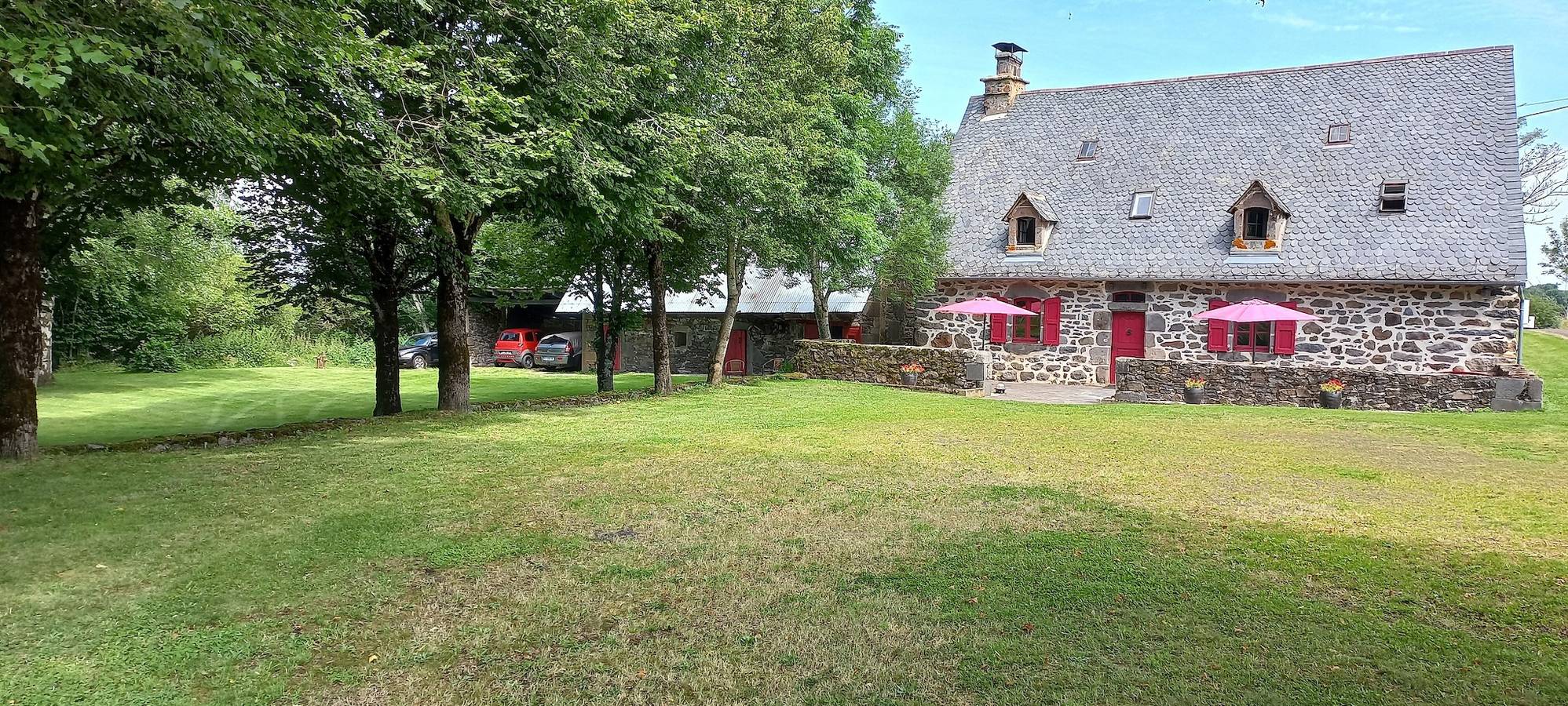 Bed & Breakfast „Bohème“ mit gemeinsamer Terrasse und Garten in Saint-Bonnet-de-Salers, Regionaler Naturpark Volcans d'Auvergne