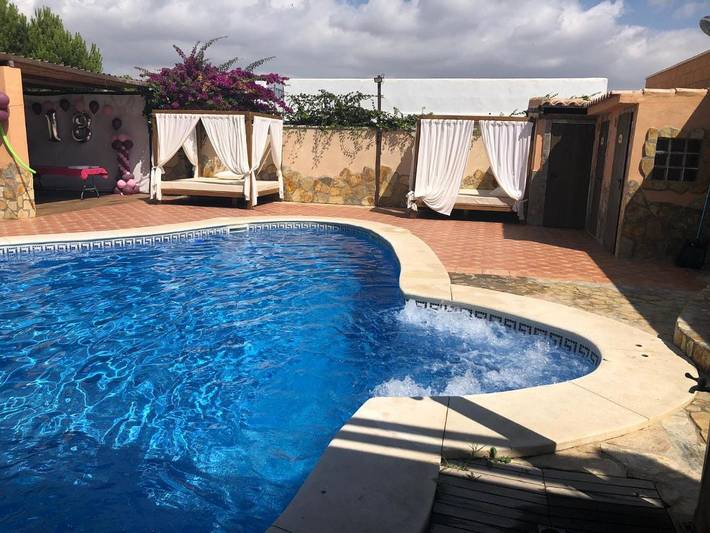 Casa para 4 personas, con piscina además de jardín y jacuzzi en Dos Hermanas
