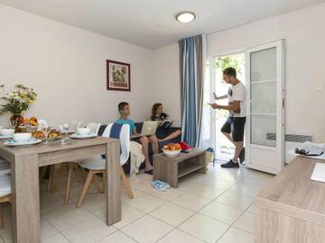 Location de vacances pour 4 personnes, avec jardin et piscine à Le Tronchet