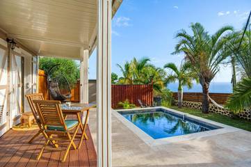 Maison d’hôte pour 2 personnes, avec piscine et terrasse ainsi que jardin et vue à Petite-Île