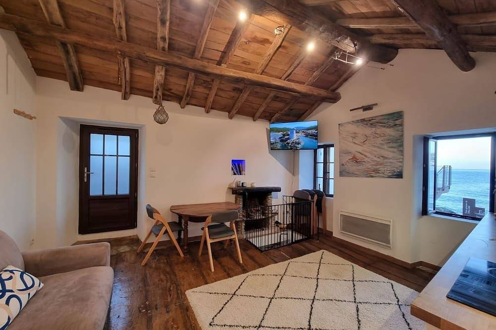 Waterfront fisherman's cottage in Ersa, Cap Corse