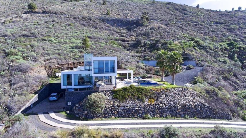 Villa für 7 Personen, mit Balkon und Whirlpool sowie Terrasse und Garten in Tijarafe