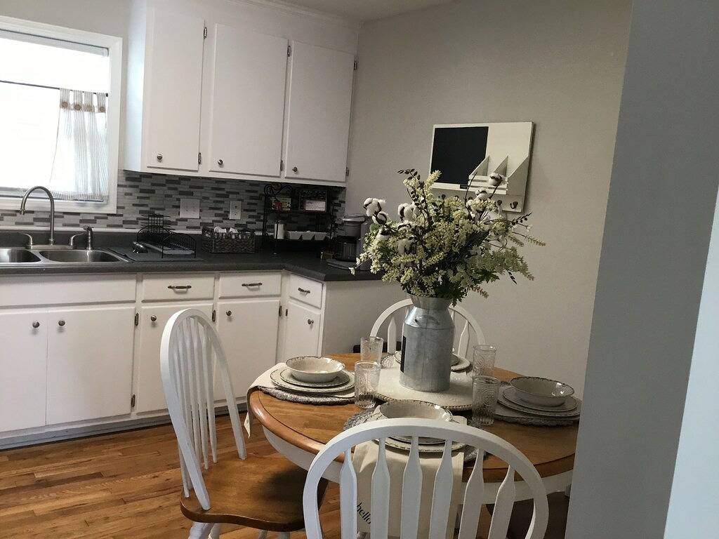 Adorable “Hudson Hideaway Cottage” in Caldwell County