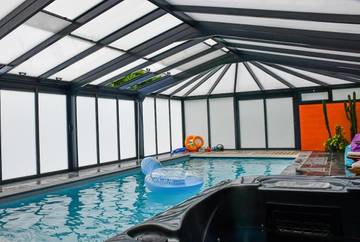 Gîte pour 4 personnes, avec jacuzzi et piscine ainsi que sauna et terrasse dans Beaurepaire-sur-Sambre