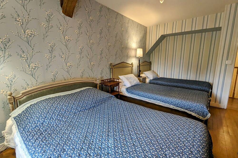 Charmantes Ferienhaus in Berry mit Jacuzzi und Terrasse in Le Blanc, Le Blanc und Umgebung