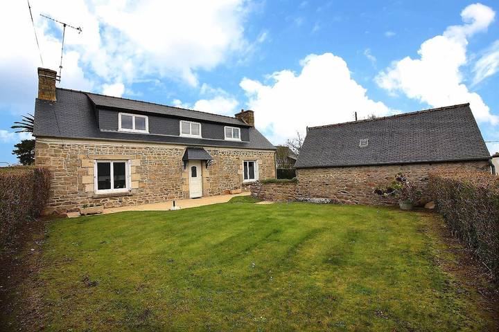 Gîte pour 5 personnes, avec jardin à Pleubian