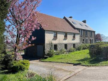 Gîte pour 5 personnes, avec vue ainsi que jardin et terrasse, animaux acceptés à Perriers-en-Beauficel
