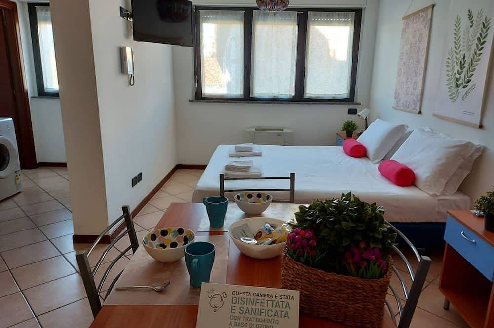 Entire apartment, The studio is located in Rho, about 4 km from Fiera Milano Rho and 15 minutes from the center of Milan.It is equipped with all comforts: two single beds that can be transformed into a comfortable double if necessary, a kitchenette with kettle, microwave in Rho, Milan Province