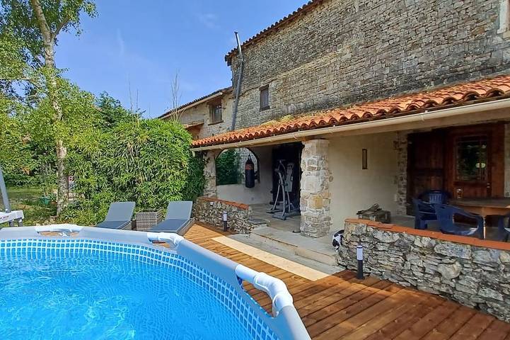 Gîte pour 7 personnes, avec jardin et terrasse à Saint-Macoux