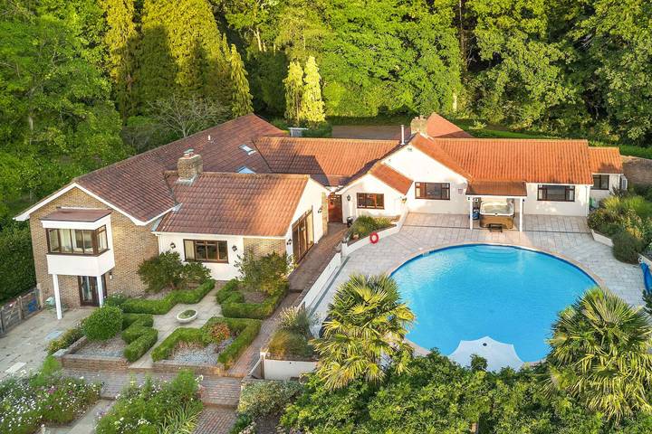Holiday rental for 11 people, with garden and pool as well as terrace in East Sussex
