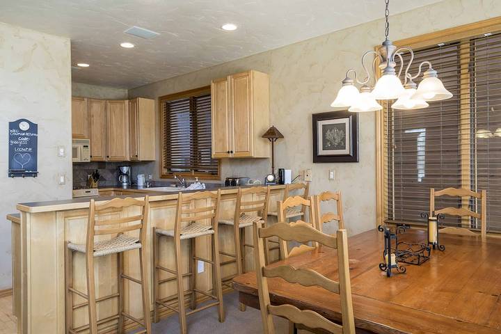 Vacation rental for 8 people, with hot tub and pool as well as yard and terrace in Steamboat Springs