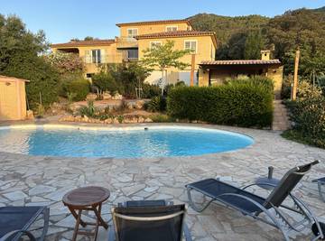 Gîte pour 6 personnes, avec balcon ainsi que jardin et piscine à San-Gavino-di-Carbini
