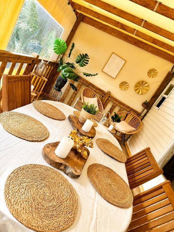 Camping pour 6 personnes, avec bassin pour enfant ainsi que jardin et piscine