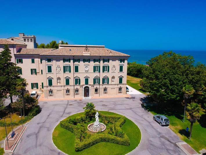 Hôtel, avec Terrasse ainsi que Jardin et Piscine