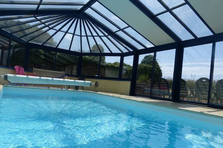 Location de vacances pour 8 personnes, avec jacuzzi ainsi que jardin et terrasse à Plourin