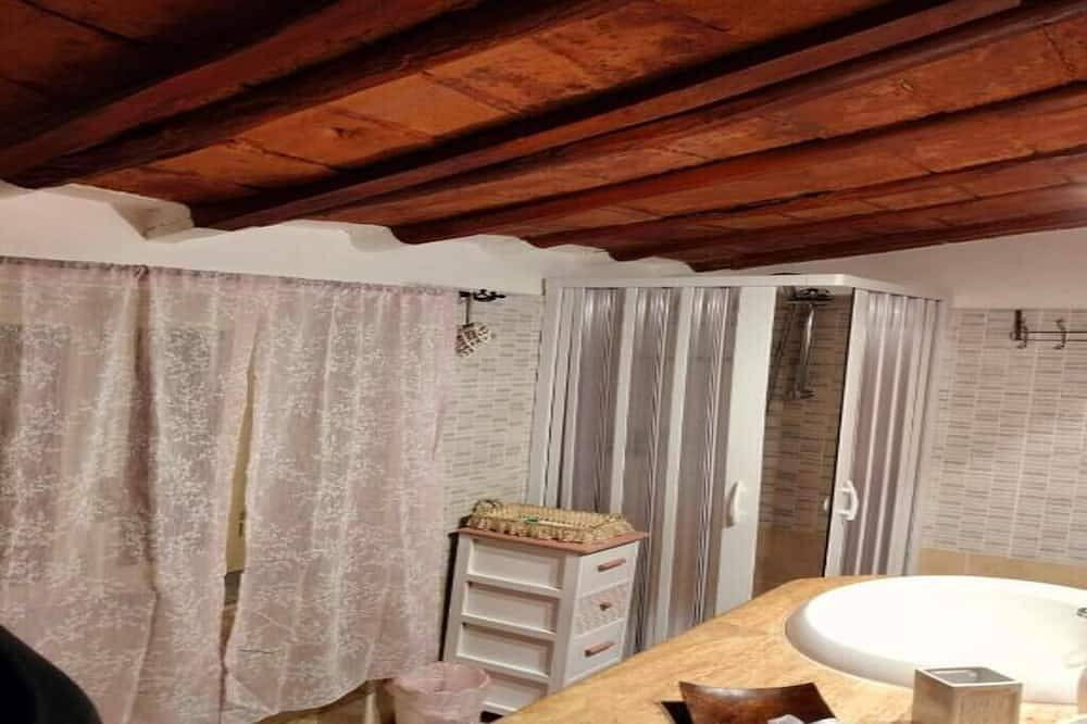 Entire apartment, Una accogliente Dimora storica del 1700 a 8 minuti da Villa D'Este. in Tivoli, Rome Province