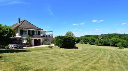 Gîte pour 4 personnes, avec piscine ainsi que terrasse et jardin à Chaumard