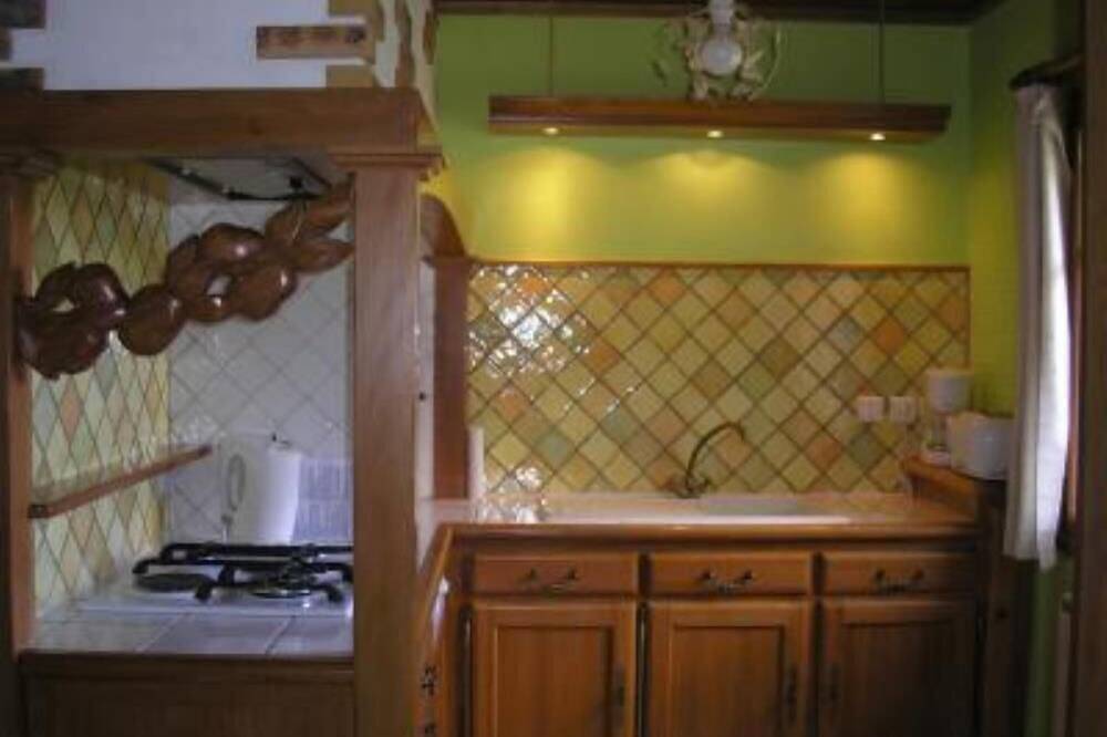 Appartement entier, Appartement Avec Terrasse Et Et Piscine Chauffée Dans Un Cadre De Verdure in Vocance, Région de Tournon-sur-Rhône