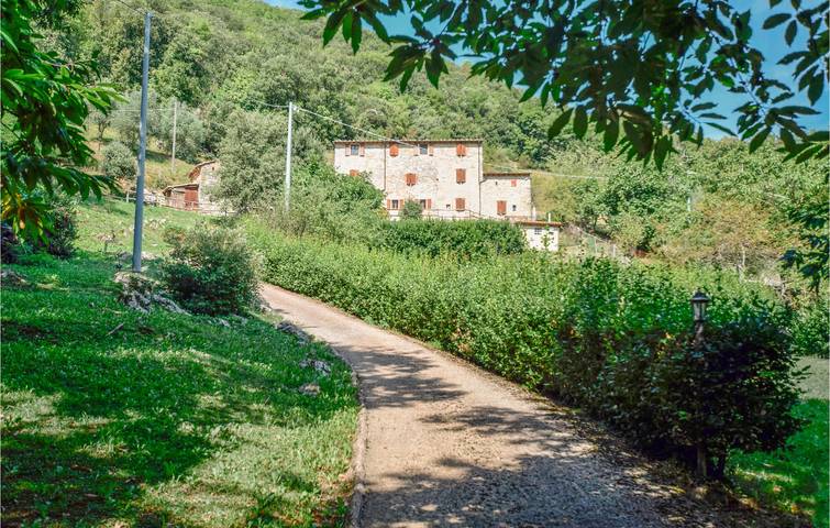 Cozy Apartment with Garden & Internet, Near Lucese River in Camaiore, Italian Riviera