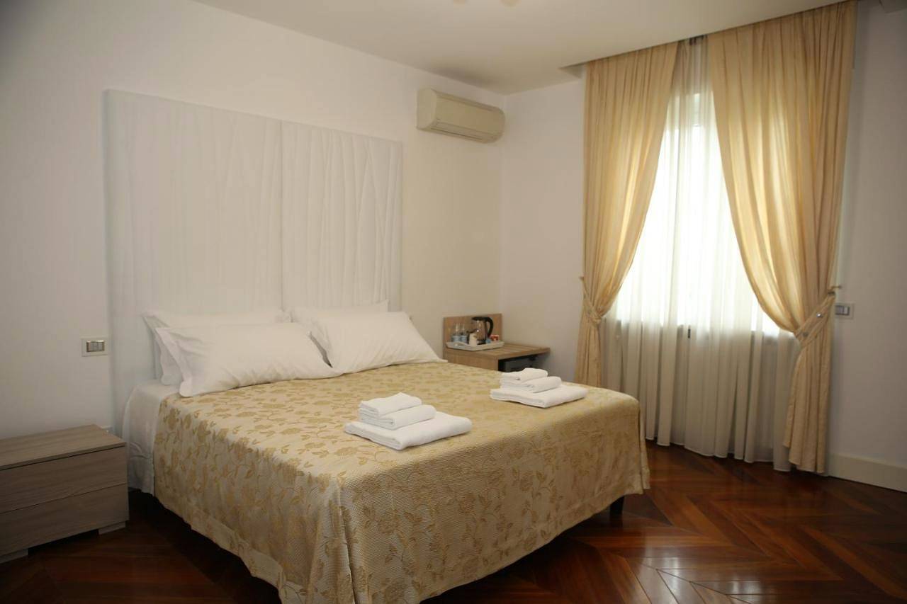 Champagne Rooms in Colombare, Sirmione