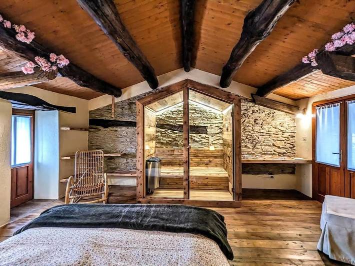 Gîte pour 6 personnes, avec jardin et sauna ainsi que jacuzzi et balcon, animaux acceptés à Paesana
