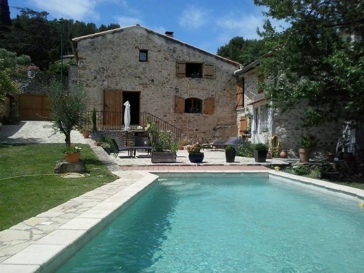 Gîte pour 8 personnes, avec terrasse ainsi que piscine et jardin