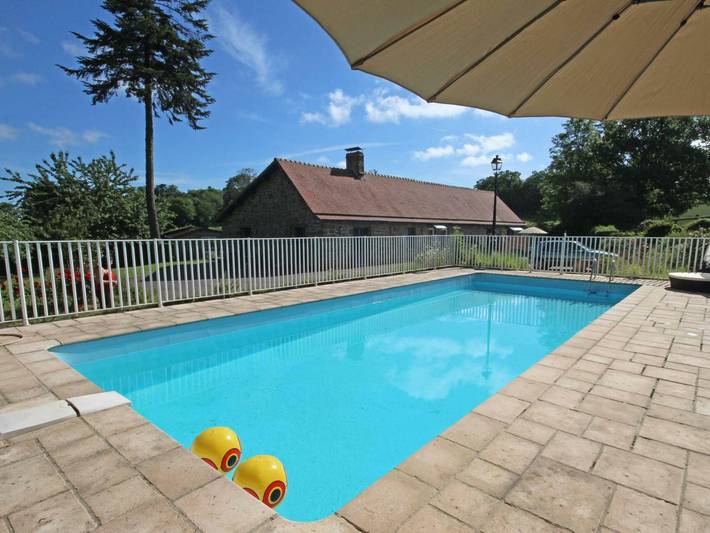 Location de vacances pour 2 personnes, avec Terrasse ainsi que Jardin et Piscine en Normandie