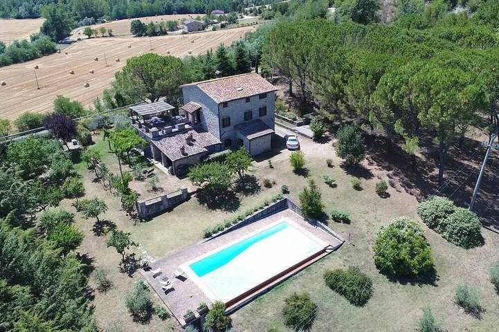Ferienhaus für 7 Personen, mit Balkon und Pool sowie Garten