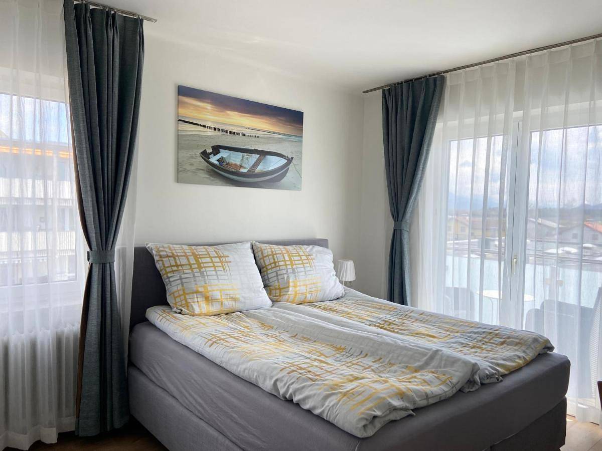 Ganze Wohnung, Single Room with Balcony in Wals-Siezenheim, Bezirk Salzburg-Umgebung