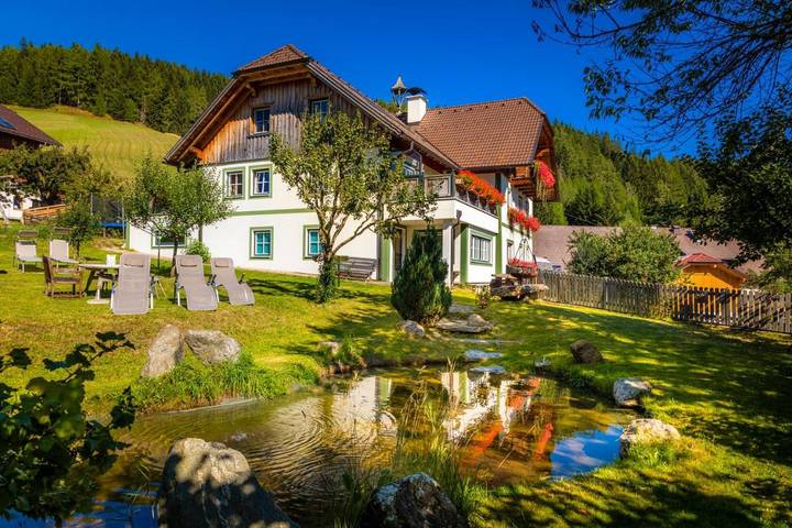 Privatzimmer für 4 Personen, mit Balkon und Terrasse sowie Garten und Sauna in Weißpriach