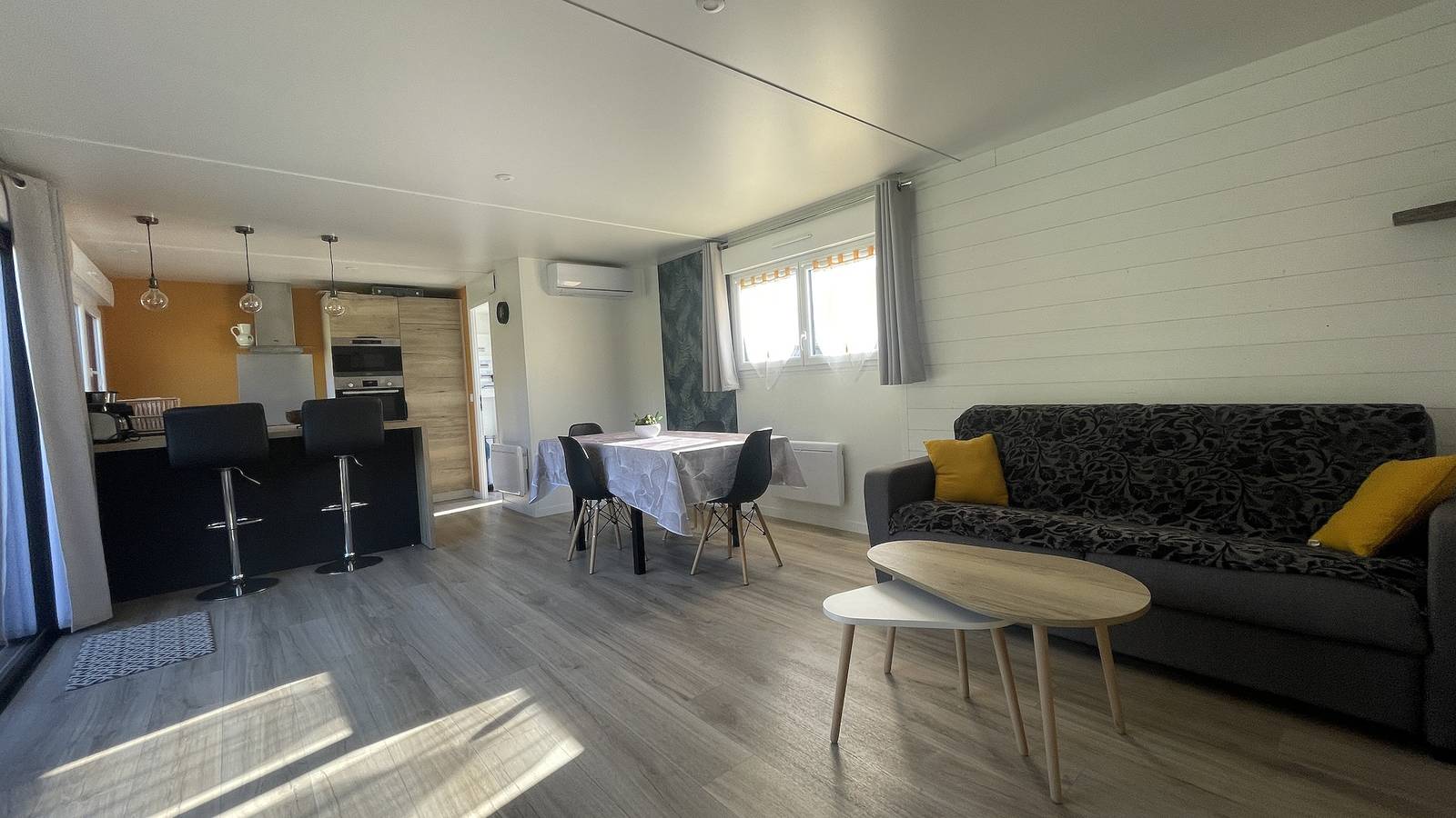 Geräumiger Bungalow mit beheiztem Pool und Jacuzzi in Les Mathes, Côte de Beauté