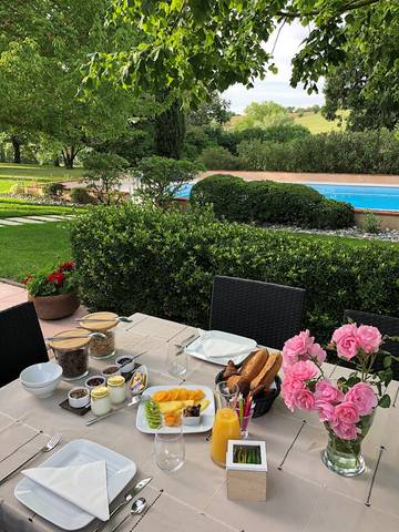 Cottage pour 2 personnes, avec jardin et piscine à Tarabel