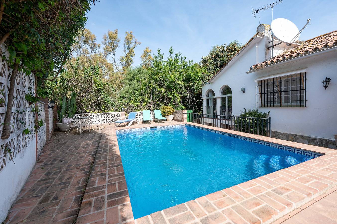 Villa Marbella a 300 metros da praia com Piscina Privada in Las Chapas, Marbella