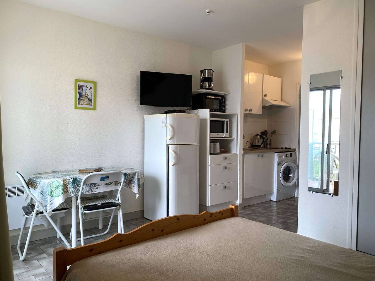 Entire studio, Cozy Studio with Balcony & Wi-Fi Near Charles de Gaulle Park in Balaruc-les-Bains, Côte d'Améthyste