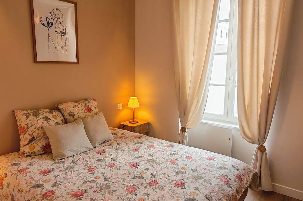 Appartement entier, Suite Adélaïde, Élégance Rétro au cœur de la ville in Landerneau, Région de Brest