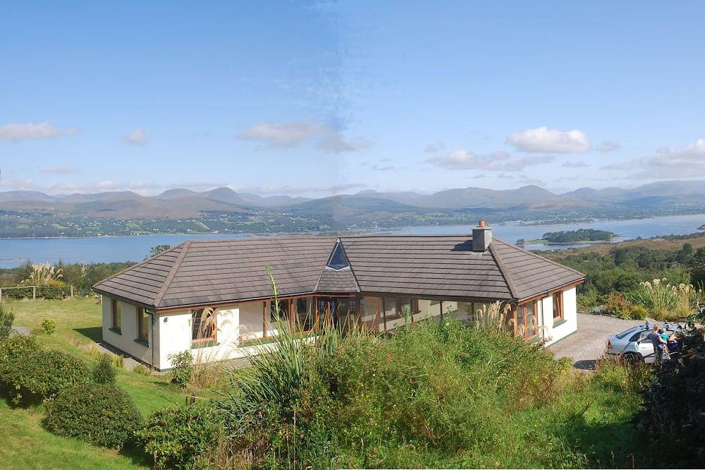 Nice spacious house with spectacular view(May to Sept only Saturday to saturday) in County Kerry