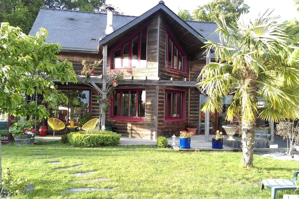 Appartement entier, Logement privé,calme dans maison d'architecte avec piscine, spa, jardin privé in Soucelles, Région d'Angers