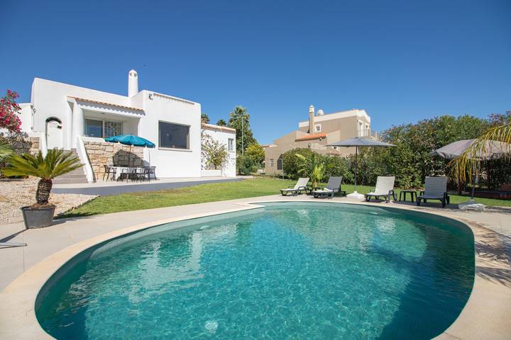 Villa für 8 Personen, mit Garten