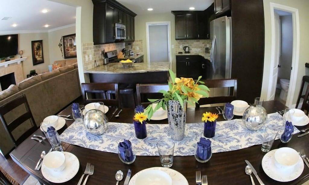 In hohem Grade verbessert, 5 Bett, 4. 5 Ba, neuer Pool w / Jacuzzi, 1/2 Meile zu Disney gehen in Anaheim, Orange County