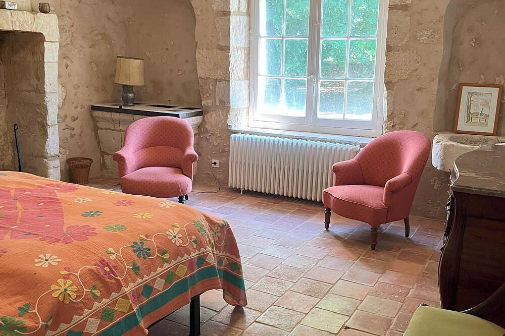 16th century priory, sleeps 11, large enclosed garden, near the Loire chateaux in Saint-Étienne-de-Chigny, Tours region