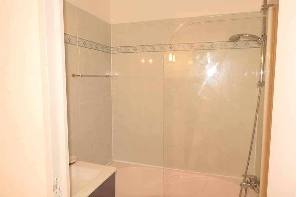 Entire apartment, Superb golf-front studio with swimming pool in Mouans-Sartoux, Cannes region