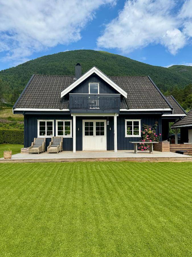 Ferienhaus für 7 Personen, mit Balkon und Terrasse sowie Garten und Ausblick in Måndalen