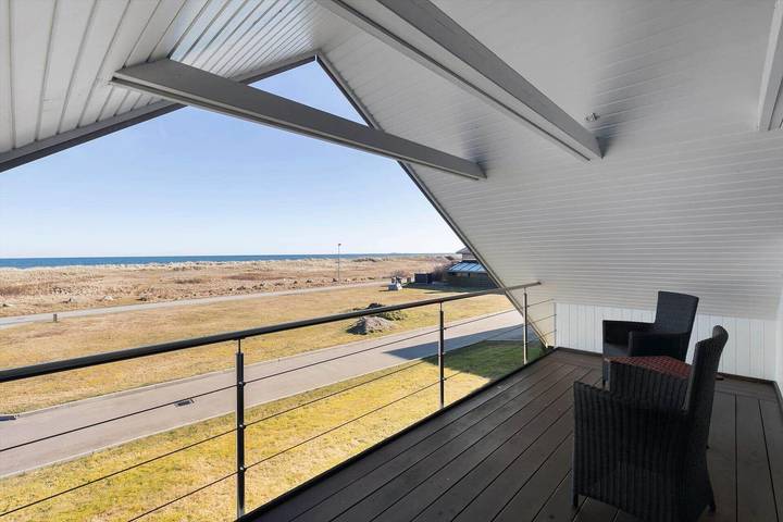 Feriehus for 6 personer, med Balkong og Jacuzzi i tillegg til Terrasse i Strandby