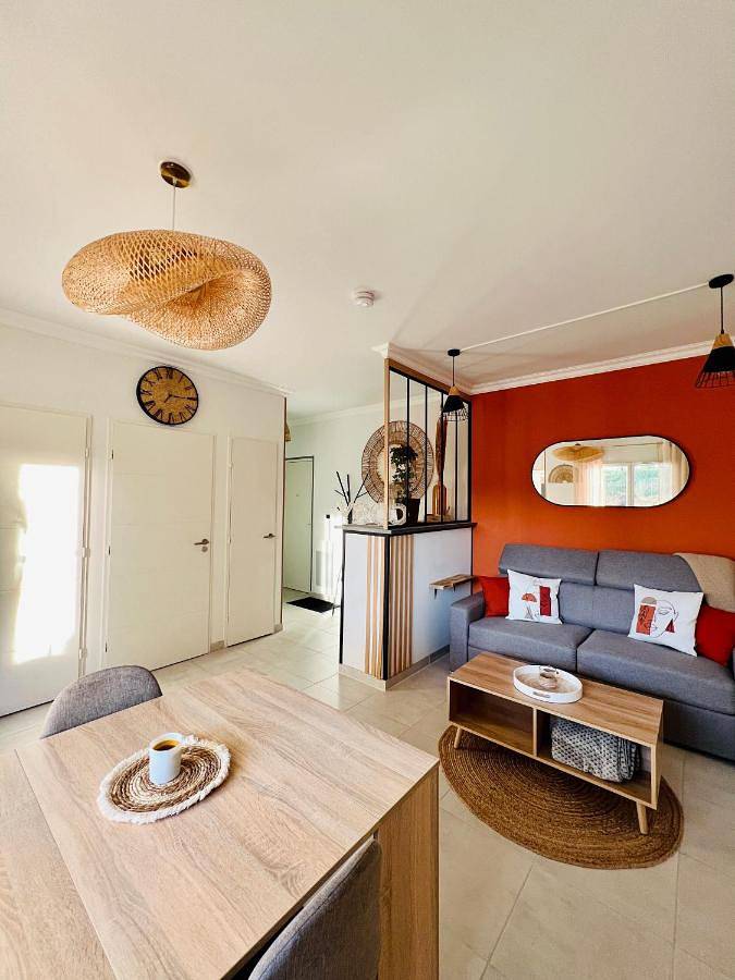Gîte pour 2 personnes, avec Terrasse et Jardin ainsi que Bassin pour enfant et Sauna à Saint-Vulbas