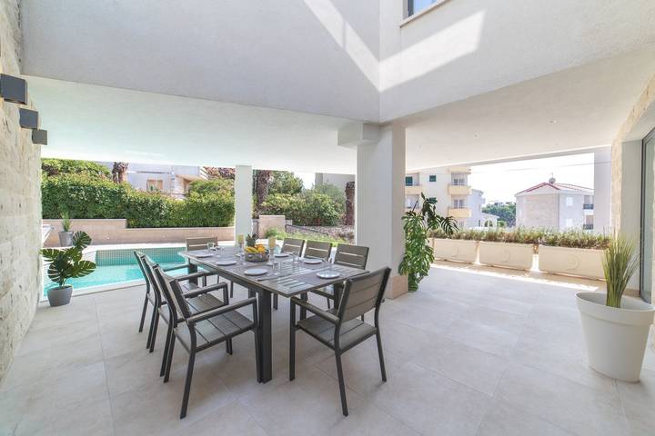 Villa für 14 Personen, mit Pool und Balkon/Terrasse sowie Sauna in Trogir