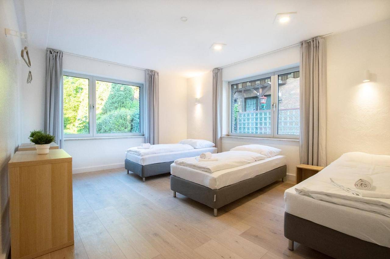 Ganze Wohnung, Tolstov House - Freistehendes 9 Zimmer Haus mit großem Garten in Pulheim, Rhein-Erft-Kreis