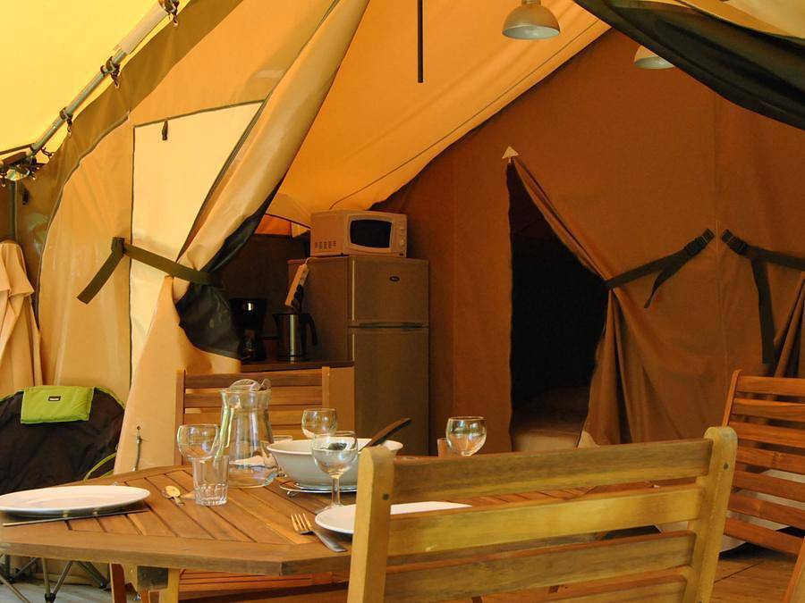Camping maeva Escapades La Castillonderie - Tente en toile et en bois 4 personnes - Insolite - Tente Lodge 2 chambres - sans sanitaire in Thonac, Périgord Noir