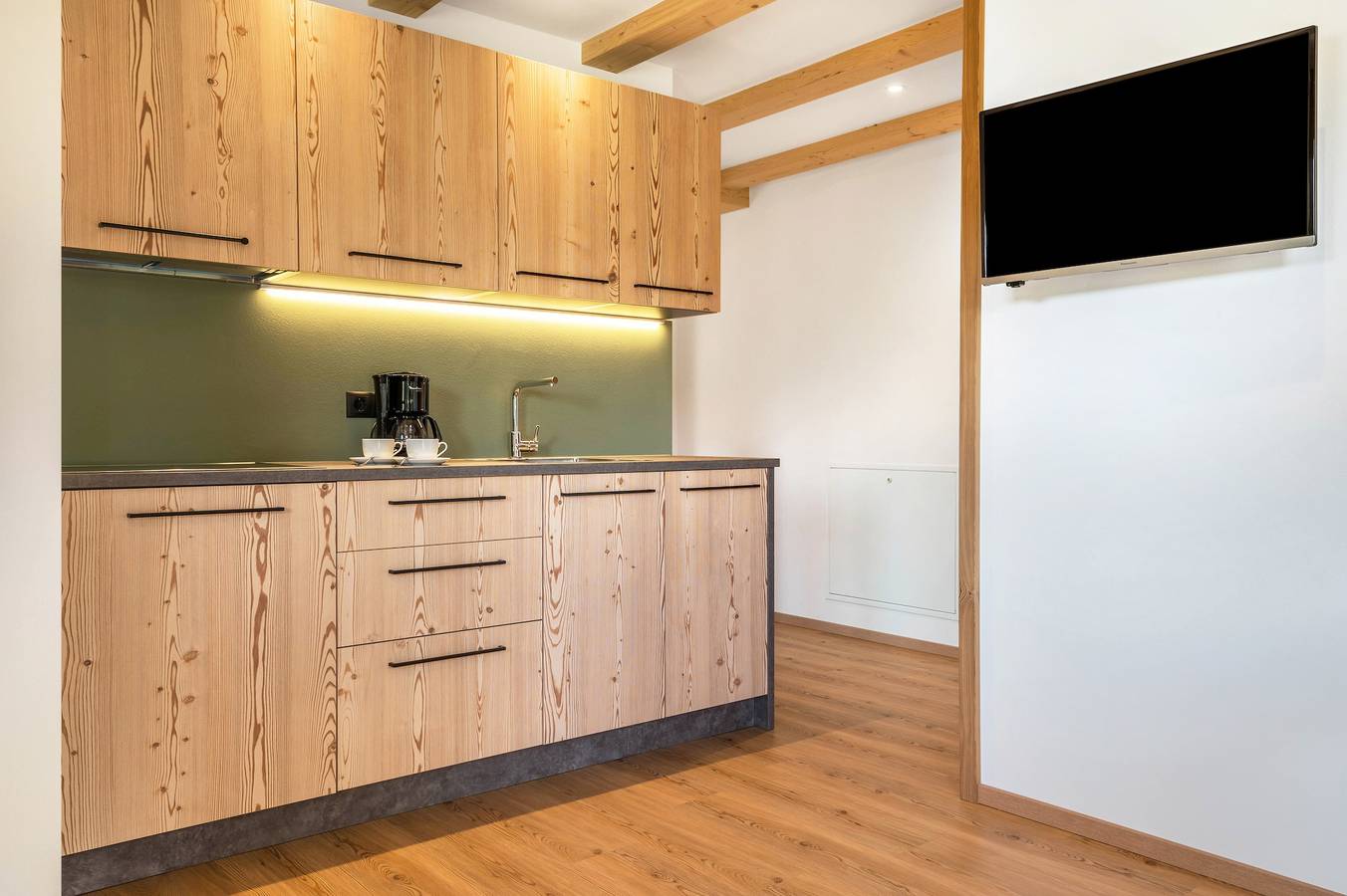 Appartement 'Larch' met uitzicht op de bergen, gedeelde tuin en Wi-Fi, foto 11